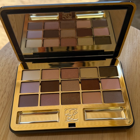 Estée Lauder Deluxe Eyeshadow Palette!!🔥🔥🔥 - Picture 2 of 16
